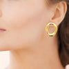 Boucles d'oreille Gina en acier PVD doré. Présentées portées.