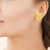 Boucles d'oreille Magda, motif feuillage texturé en acier pvd doré. Présentées portées.
