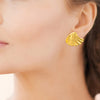 Boucles d'oreille Rosa, effet tissu drapé en forme d'éventail. En acier PVD doré. Présentées portées.