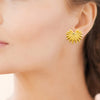 Boucles d'oreille Sofia, motif feuilles en éventail, en acier PVD doré. Présentées portées.
