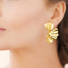 Boucles d'oreille Alexis, puces X effet tissus drapé. Acier pvd doré. Présentées portées.