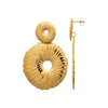 Boucles d'oreille pendantes Ariel, motif double disque ajouré en acier pvd doré texturé. Présentées de face et de profil.