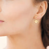 Boucles d'oreilles pendantes New SunSet 2 motifs soleil de 8 et 20mm montés sur tige. Finition perlée, en plaqué or 750 millièmes. Représentées portées.