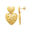 Boucles d'oreille pendantes XL Coco, puce cœur PM et pendant cœur GM. En acier PVD doré texturé effet tweed. Présentées de face et de profil.