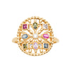 Bague Byzantine en plaqué or 750 millièmes, motif cercle ajouré serti de pierres multicolores posé sur un corps fil. Vue de dessus