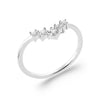 Bague Cassiopée, oxydes de zirconium serti griffes en forme de V sur corps fil carré. Argent 925 millièmes rhodié. Présentée vue de 3/4