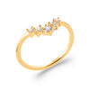 Bague Cassiopée, oxydes de zirconium serti griffes en forme de V sur corps fil carré. Plaqué or 750 millièmes. Présentée vue de 3/4.