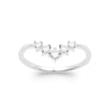 Bague Diadème, oxydes de zirconium serti griffes en forme de V sur corps fil carré. Argent 925 millièmes rhodié. Présentée vue de dessus.