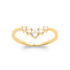 Bague Diadème, oxydes de zirconium serti griffes en forme de V sur corps fil carré. Plaqué or 750 millièmes. Présentée vue de dessus.
