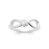 Bague Infinity Twist, motif infini torsadé demi serti sur corps fil. Oxydes de zirconium sur argent 925 millièmes rhodié. Vue de dessus.