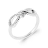 Bague Infinity Twist, motif infini torsadé demi serti sur corps fil. Oxydes de zirconium sur argent 925 millièmes rhodié.