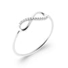 Bague Infinity serti, motif mini infini demi serti sur corps fil. Oxydes de zirconium sur argent 925 millièmes rhodié. Vue de 3/4