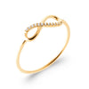 Bague Infinity serti, motif mini infini demi serti sur corps fil. Oxydes de zirconium sur plaqué or 750 millièmes. Vue de 3/4.