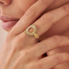 Bague SunSet XL, motif soleil, rayons et corps finition perlée. En plaqué or 750 millièmes. Vue portée.