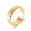 Bague Twist, alliance fil plat rayée de fil perlé en plaqué or 750 millièmes. Vue de 3/4