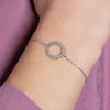 Bracelet Full SunSet, composé d'un motif soleil finition perlée sur chaîne forçat en argent 925 millièmes rhodié. Zoom sur photo portée.