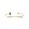 Bracelet jonc ovale ouvert, fil rond. Deux pierres synthétiques vertes, l'une ronde l'autre de forme navette, serti perlé, sur jonc fil rond en plaqué or.