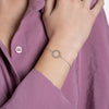 Bracelet SunSet XL, composé d'un motif soleil finition perlée sur chaîne forçat en argent 925 millièmes rhodié. Présenté porté.
