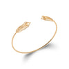Bracelet jonc ouvert, deux motifs plume de paon finition perlée, sur jonc ovale fil rond. Plaqué or 750 millièmes. Vue de 3/4.