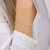 Bracelet jonc duo Colors blue, deux pierres synthétiques bleues, serti perlé, sur jonc ouvert fil rond en plaqué or 750  millièmes. Représenté porté.