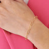 Bracelet composé de mailles ovales lisses alternées avec mailles ovales torsadées. En plaqué or 750 millièmes. Présenté porté.