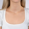 Collier maille forçat 1,3mm. Longueur totale 45cm, pouvant être porté à 42 et 40cm grâce à 2 anneaux intermédiaires. En plaqué or 750 millièmes. Représenté porté.