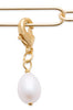 Charm pampille perle de culture d'eau douce baroque fixée sur mousqueton. Plaqué or 750 millièmes. Présenté accrochée sur chaîne maille ajourée.