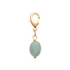 Charm, pampille perle de quartzite vert en forme d'olive fixée sur mousqueton. Plaqué or 750 millièmes.
