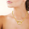 Collier Gina chaîne mailles ovales et motif central en acier PVD doré. Présenté porté.