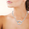 Collier Gina chaîne mailles ovales et motif central en acier finition argent. Présenté porté.