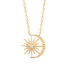 Collier ras de cou Soluna composé d'un motif soleil serti d'un oxyde de zirconium, et entouré sur sa moitié droite  d'un croissant de lune, fixé sur chaîne forçat. En plaqué or 750 millièmes.