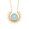 Collier SunSet, pendentif composé d'un cabochon en agate bleue naturelle serti clos perlé, entouré d'un motif ouvert en forme de Soleil, le tout fixé sur une chaîne forçat diamantée. En plaqué or 750 millièmes.