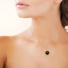 Collier SunSet, pendentif composé d'un cabochon en agate noire naturelle serti clos perlé, entouré d'un motif ouvert en forme de Soleil, le tout fixé sur une chaîne forçat diamantée. En plaqué or 750 millièmes. Représenté porté.