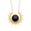 Collier SunSet, pendentif composé d'un cabochon en agate noire naturelle serti clos perlé, entouré d'un motif ouvert en forme de Soleil, le tout fixé sur une chaîne forçat diamantée. En plaqué or 750 millièmes.