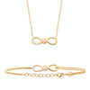 Parure collier et bracelet Infinity Twist, motif infini torsadé serti d'oxydes de zirconium, monté d'un côté sur double chaîne forçat diamantée, de l'autre sur jonc fil rond. Plaqué or 750 millièmes.