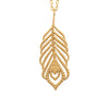 Collier Peacock, pendentif plume de paon finition perlée, coulissant sur chaîne forçat diamantée. En plaqué or 750 millièmes. Présenté en focus sur le pendentif.