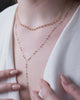 Collier ras de cou et collier Y Guinguette en plaqué or 75 millièmes. Présentés portés.