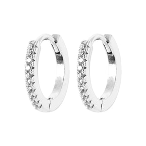Créoles diamètre 13mm, fil carré serti d'oxyde de zirconium sur argent. Vue de 3/4.