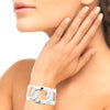 Bracelet manchette Ava, mailles XL ajourées, acier PVD finition argent. présenté porté.