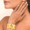 Bracelet manchette Ava, mailles XL ajourées, acier PVD doré. Présenté porté.