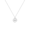 Médaille Polaris, motif étoile du nord sur fond diamanté, entouré de deux cercles en fil torsadé. Argent 925 millièmes rhodié. Présentée sur chaîne.