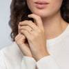 Bague Toi&Moi, deux poires en pierres synthétiques sur corps fi en plaqué or 750 millièmes. Représentée portée.