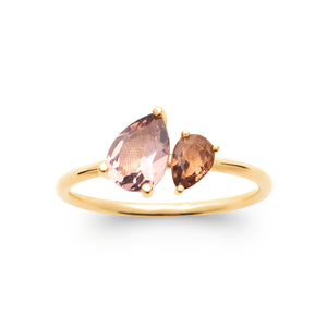 Bague Toi&Moi, deux poires en pierres synthétiques sur corps fi en plaqué or 750 millièmes. Présenté vue de dessus.